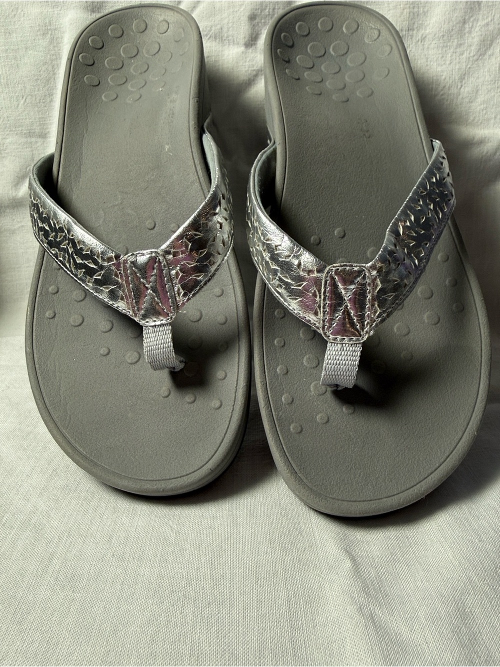 Women’s VIONIC Silver Metallic Flip Flop Platform Sandals with Arch Support